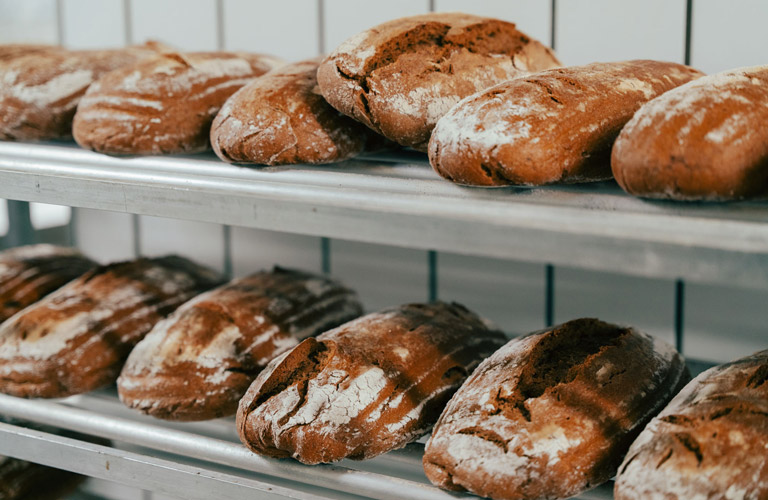 Bis zu 36 Stunden reifen die Teiglinge bei Ringhofer – bevor daraus Köstlichkeiten wie dieses Urkorn-Brot werden. | © Bäckerei Ringhofer